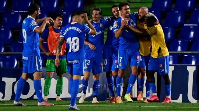 Para pemain Getafe merayakan gol Jaime Mata (ketiga kanan) merayakan golnya ke gawang Real Sociedad dalam lanjutan Liga Spanyol di Coliseum Alfonso Perez. JAVIER SORIANO / AFP