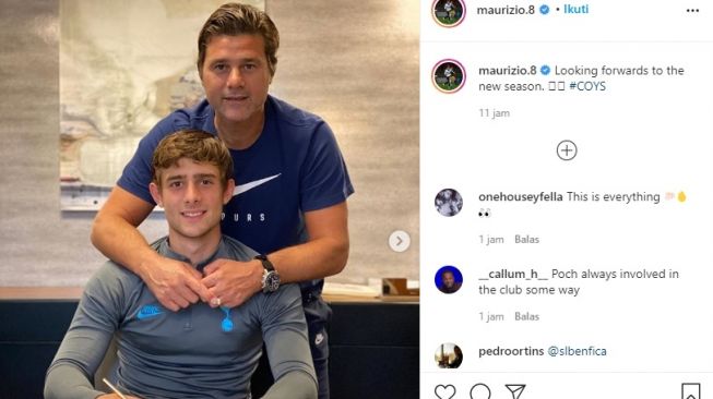 Maurizio mengunggah gambar menandatangani kontrak barunya dengan ditemani sang ayah, Mauricio Pochettino. (Screenshot Instagram maurizio.8) 