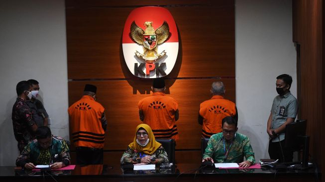 Wakil Ketua KPK Lili Pintauli Siregar (tengah) memberikan keterangan pers terkait penahanan mantan anggota DPRD Jambi di Gedung KPK, Selasa (30/6/2020). [ANTARA FOTO/Akbar Nugroho Gumay]