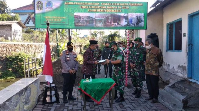 Penyerahan pekerjaan oleh Wali Kota Yogyakarta Haryadi Suyuti kepada Dandim 0734/Yogyakarta Kol Arah Zaenuddin pada TMMD Sengkuyung Tahap II TA 2020 Kodim 0734/Yogyakarta, di Ngampilan, Notoprajan, Kota Yogyakarta, Selasa (30/6/2020). - (SuaraJogja.id/Muhammad Ilham Baktora)