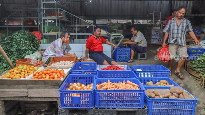 Pedagang menunggu pembeli di Pasar Induk Kramat Jati, Jakarta Timur, Selasa (30/6). [Suara.com/Alfian Winanto]
