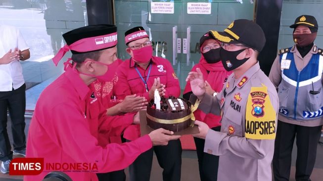 Kapolri Dikasih Kue Tart, Kader PDIP: Pembakar Bendera Harus Diusut Tuntas!