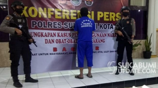 Konferensi pers pengungkapan kasus penyalahgunaan narkoba jenis sabu-sabu di Mapolres Sukabumi Kota, Selasa (30/6/2020) malam. [Foto: Sukabumiupdate.com]