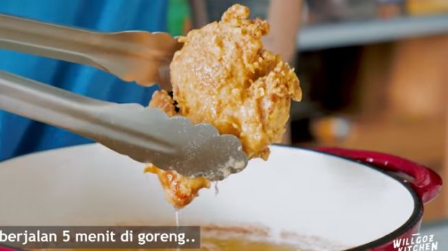 Ayam goreng ala KFC racikan Chef William Gozali. (Screenshot Channel YouTube Willgoz Kitchen)