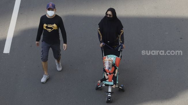 Warga berolahraga di Jalan M.H Thamrin, Jakarta, Minggu (7/6). [Suara.com/Angga Budhiyanto]