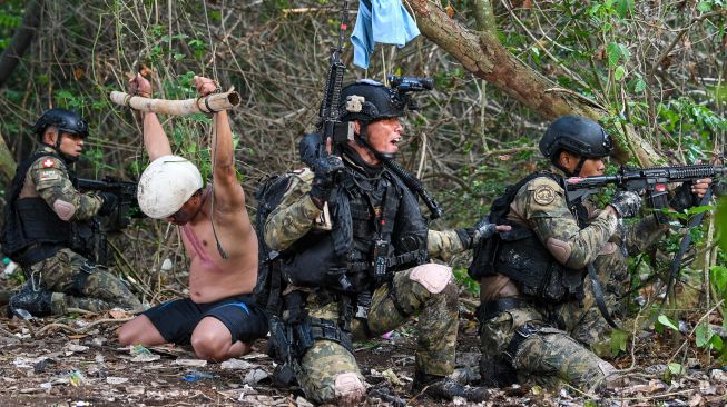 Prajurit Satuan Komando Pasukan Katak (Satkopaska) Koarmada I melakukan penyerbuan saat Latihan Peperangan Laut Khusus 2020 di Pulau Damar, Kepulauan Seribu, Jakarta, Selasa (30/6/2020). [ANTARA FOTO/M Risyal Hidayat]