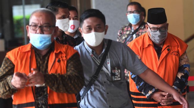 Tersangka kasus suap di DPRD Jambi Parlagutan Nasution (kanan) dan Tadjudin Hasan (kiri) mengenakan rompi tahanan usai diperiksa di Gedung KPK, Selasa (30/6/2020). [ANTARA FOTO/Akbar Nugroho Gumay]