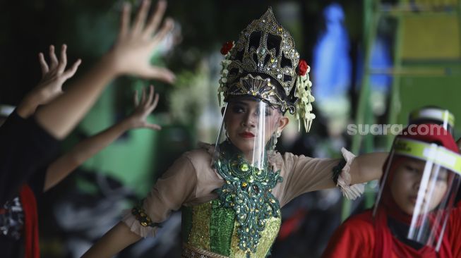 Penari berlatih dengan menggunakan pelindung wajah di Sanggar Eschoda Management, Sukasari, Kota Tangerang, Banten, Sabtu (13/6). [Suara.com/Angga Budhiyanto]