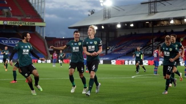 Pemain Burnley Ben Mee (tengah) merayakan golnya ke gawang Crystal Palace saat laga Liga Inggris di Selhurst Park. Catherine Ivill / POOL / AFP