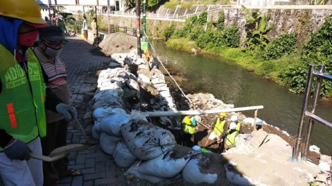 Talut Longsor Diperbaiki, Warga Ngampilan Tak Khawatir Lagi Saat Melintas