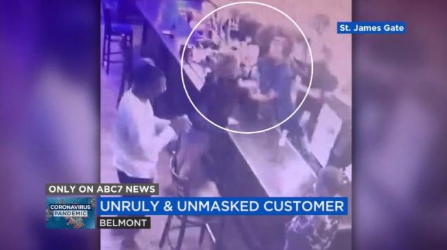 Tak Terima Diminta Pakai Masker, Pengunjung Pub Batuk ke Muka Bartender. (ABC7News)