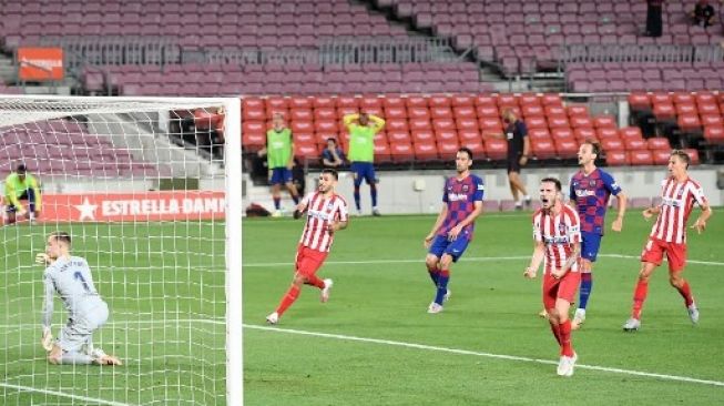 Gelandang Atletico Madrid Saul Niguez (kedua kanan) merayakan golnya ke gawang Barcelona dari titik penalti dalam lanjutan Liga Spanyol di Camp Nou. LLUIS GENE / AFP