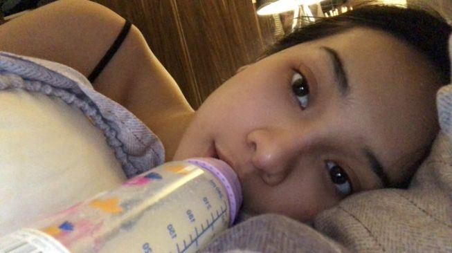 Suka Minum Susu Pakai Botol Bayi, Anya Geraldine Disorot Media Asing