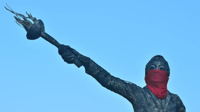 Patung Raden Ajeng Kartini dipasangi masker di Jepara, Jawa Tengah, Rabu (1/7/2020). [ANTARA FOTO/Yusuf Nugroho]