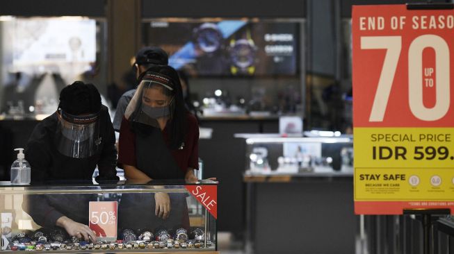 Pramuniaga menerapkan protokol kesehatan dengan mengenakan masker dan faceshield di salah satu tenant Mall Grand Indonesia, Jakarta, Rabu (1/7/2020).  [ANTARA FOTO/Puspa Perwitasari]