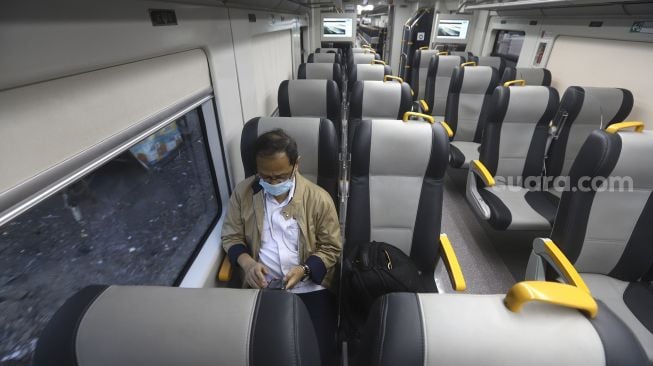 Penumpang berada di dalam rangkaian KA Bandara Soekarno-Hatta, Jakarta, Rabu (1/7).  [Suara.com/Angga Budhiyanto]