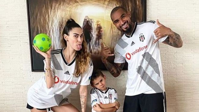 Kevin-Prince Boateng bersama sang istri Melissa Satta dan anaknya. (Instagram/melissasatta)