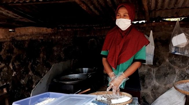 Buat Aturan Ketat Cegah Corona, Pedagang Geblek Semprot Disinfektan ke Uang