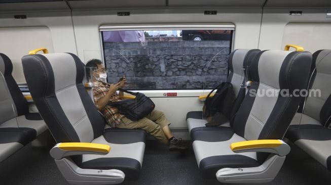 Penumpang berada di dalam rangkaian KA Bandara Soekarno-Hatta, Jakarta, Rabu (1/7).  [Suara.com/Angga Budhiyanto]