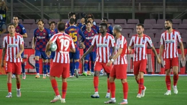 Para pemain Barcelona merayakan gol saat menghadapi Atletico Madrid dalam lanjutan Liga Spanyol di Camp Nou stadium. LLUIS GENE / AFP