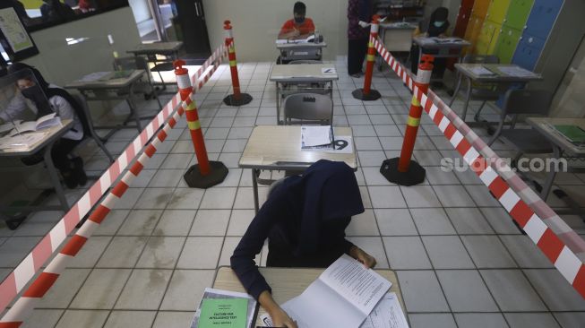 Sejumlah siswa mengikuti psikotes penerimaan siswa baru di Sekolah Nasional Satu (Nassa School), Bekasi, Jawa Barat, Rabu (1/7). [Suara.com/Angga Budhiyanto]
