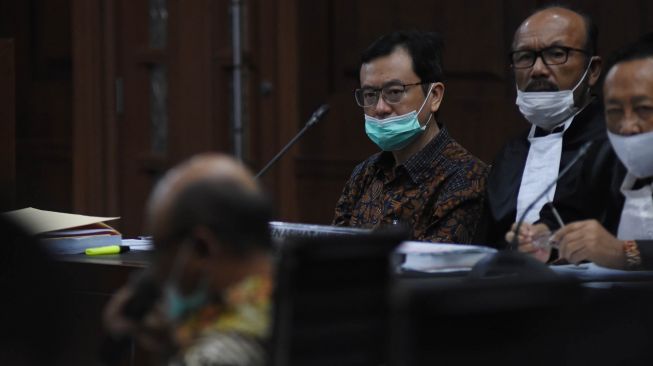 Terdakwa Direktur Utama PT Hanson International Tbk Benny Tjokrosaputro (kedua kiri) didampingi kuasa hukumnya mendengarkan keterangan Direktur Utama PT Asuransi Jiwasraya Hexana Tri Sasongko (kiri) pada sidang lanjutan kasus korupsi pengelolaan keuangan dan dana investasi PT Asuransi Jiwasraya di Pengadilan Tipikor, Jakarta Rabu (1/7/2020).  [ANTARA FOTO/Indrianto Eko Suwarso]