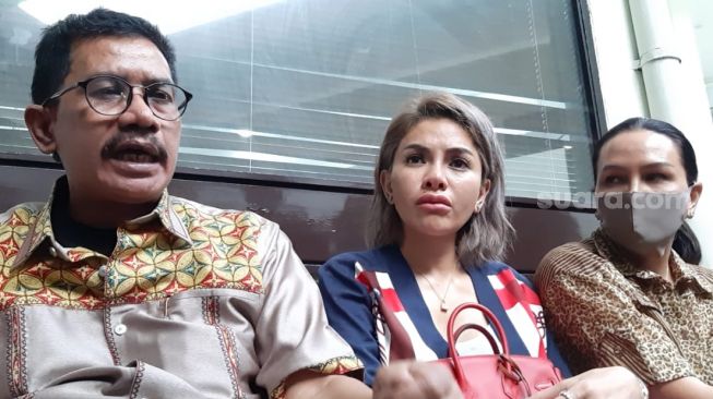 Nikita Mirzani (tengah) bersama pengacaranya, Fahmi Bachmid (kanan) dan sahabat, Fitri Salhuteru (kanan) di Pengadilan Negeri Jakarta Selatan, Rabu (1/7/2020). [Herwanto/Suara.com]