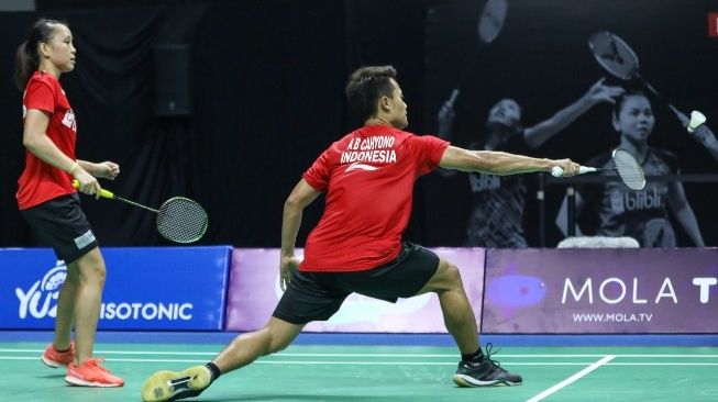 Pasangan ganda campuran Indonesia, Akbar Bintang Cahyono/Winny Oktavina Kandow, menang mudah atas Teges Satriaji Cahyo Utomo/Indah Cahya Sari Jamil dalam penyisihan Grup D PBSI Home Tournament di Pelatnas PBSi, Cipayung, Jakarta Timur, Rabu (1/7/2020). [Humas PBSI]