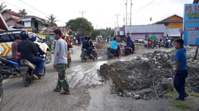 Becek dan Licin, Proyek Jembatan di Lamo Sumbat Arus Lalu Lintas