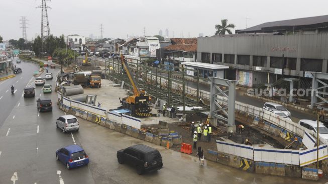 Suasana di samping proyek lintas bawah (Underpass) Senen, Jakarta, Kamis (2/7). [Suara.com/Angga Budhiyanto]