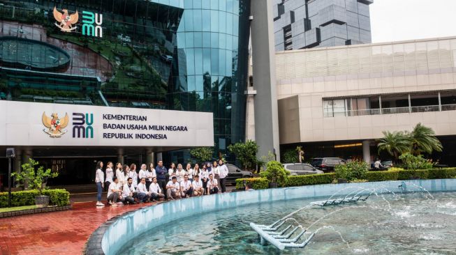 Sejumlah tamu berfoto bersama di depan logo baru Kementerian Badan Usaha Milik Negara (BUMN) di Gedung Kementerian BUMN, Jakarta, Kamis (2/7/2020). [ANTARA FOTO/Aprillio Akbar]