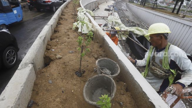 Pekerja menyelesaikan proyek lintas bawah (Underpass) Senen, Jakarta, Kamis (2/7). [Suara.com/Angga Budhiyanto]