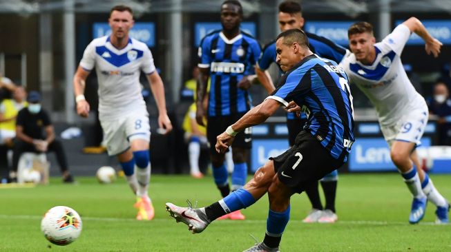 Pemain depan Inter Milan Alexis Sanchez menembak untuk mencetak penalti selama selama pertandingan sepak bola Serie A Italia, Inter Milan melawan Brescia di stadion Giuseppe-Meazza, Milan, Italia, Kamis (2/7) dini hari WIB.  [Miguel MEDINA / AFP]