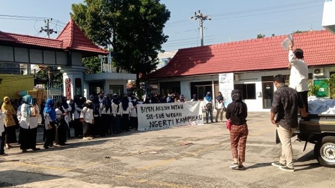 Heboh! Ikut Demo Mahasiswa, Rektor UNIBA Nyatakan Mundur Sambil Buka Baju