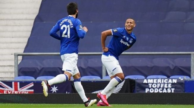 Striker Everton Richarlison (kanan) merayakan golnya ke gawang Leicester City dalam laga lanjutan Liga Inggris di Goodison Park. Jon Super / POOL / AFP