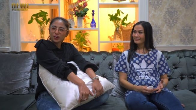 Dewi Perssik bersama Iis Dahlia [YouTube Dewi Perssik]