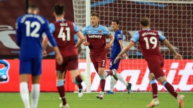 Striker West Ham United Andriy Yarmolenko (tengah) merayakan golnya ke gawang Chelsea dalam lanjutan Liga Inggris di London Stadium. Adam Davy / POOL / AFP