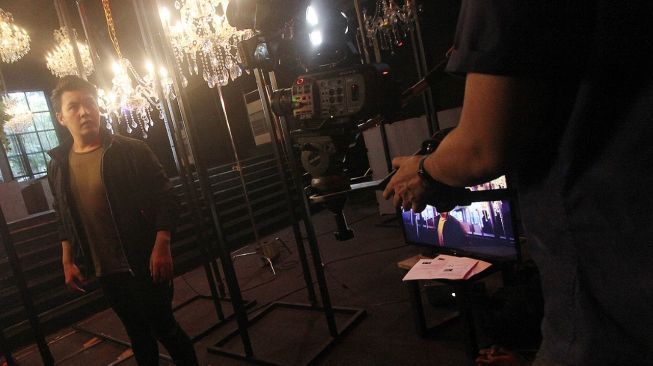 Dirly Idol saat syuting video klip lagu "Disaat Kau Pergi". [Dokumentasi pribadi]