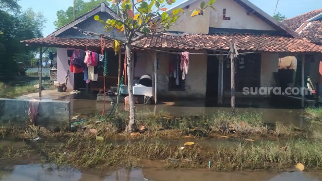 Kondisi bangunan rusak dan genangan atau banjir rob yang terjadi akibat penurunan tanah di daerah Pekalongan. [Dok. Heri Andreas]