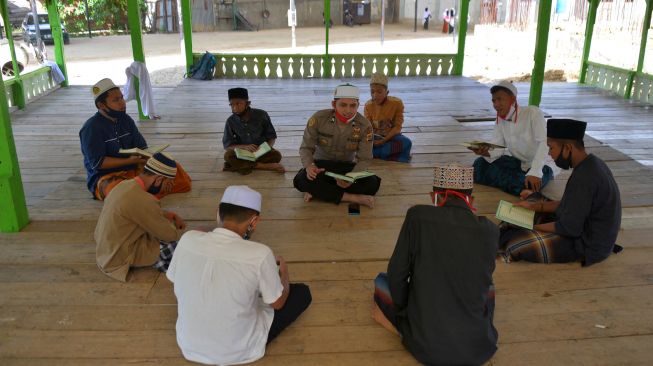 Personel Polda Aceh mengajar para santri mengaji dan bahasa Arab di Dayah Al Hislah Al Aziziyah, Desa Lueng Bata Batoh, Kecamatan Loeng Bata, kabupaten Aceh Besar, Aceh, Rabu (1/7/2020). [ANTARA FOTO/Ampelsa]