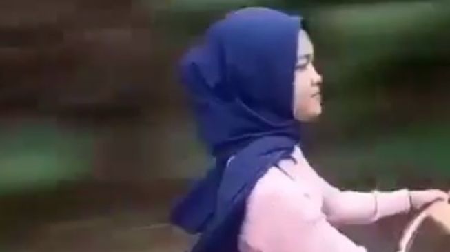 Potret Wanita Berhijab Naik Motor Bikin Salah Fokus, Kok Ada yang Aneh