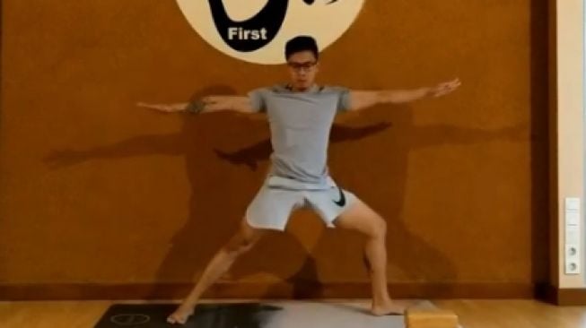 Instruktur yoga Christ Setiadarma melakukan gerakan yoga yang bermanfaat untuk menjaga sekaligus meningkatkan imunitas tubuh. (Screenshot YouTube First Yoga Studio)