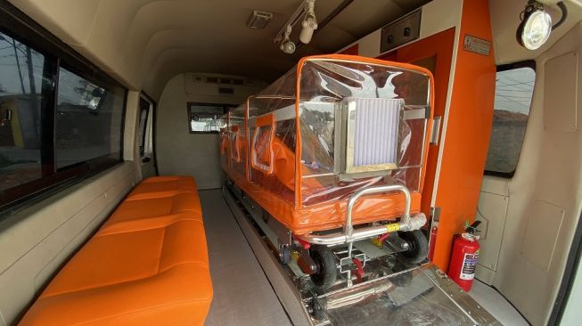 DFSK Super Cab Ambulance, dengan kelengkapan ranjang pasien serta rel untuk mempermudah pengangkutan pasien, lampu periksa, tempat duduk perawat dengan boks peralatan, gantungan infus model geser, oksigen BSS system, hingga sekat pemisah antara kabin pengemudi dengan kabin pasien [DFSK].