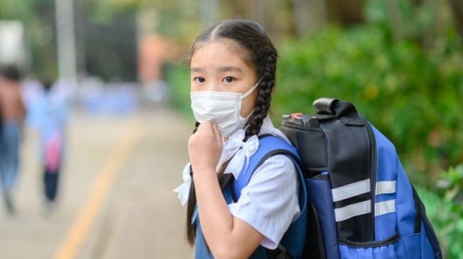 Siswa menggunakan masker. (Shutterstock)