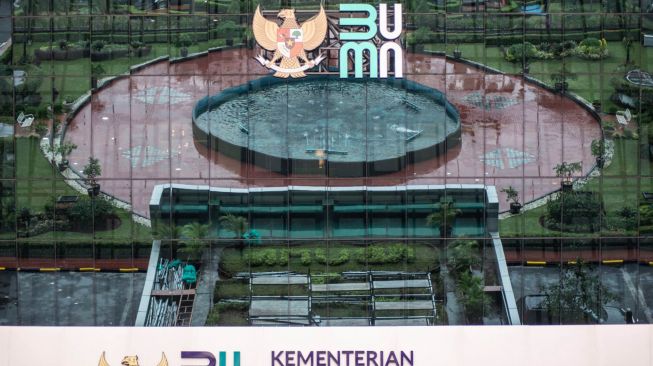 Logo baru Kementerian Badan Usaha Milik Negara (BUMN) terpasang di Gedung Kementerian BUMN, Jakarta, Kamis (2/7/2020).  [ANTARA FOTO/Aprillio Akbar]