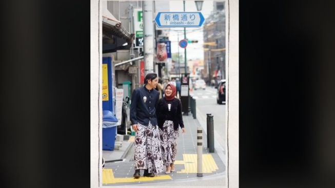 Viral Foto Pakai Baju Adat Jawa di Jepang Bikin Turis Terkesima