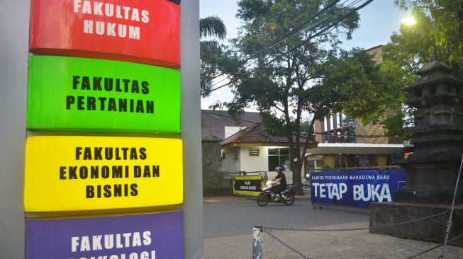 Pengendara motor memasuki kampus Universitas Muria Kudus (UMK) di Gondangmanis, Kudus, Jawa Tengah, Kamis (2/7/2020). [ANTARA FOTO/Yusuf Nugroho]