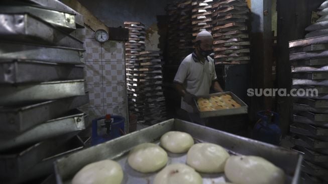 Pembuatan roti dari mesin pemanggang di rumah produksi roti di kawasan Bendungan Hilir, Jakarta, Jumat (3/7). [Suara.com/Angga Budhiyanto]