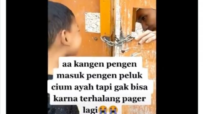 Bikin Haru, Terhalang Pintu Proyek, Bocah Ini Tetap Hantar Bekal untuk Ayah