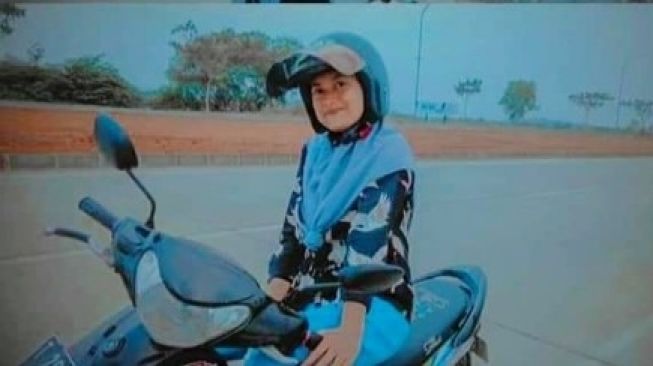 Kerap Di-Bully Karena Motor Butut, Gadis Berhijab Dapat Kejutan Tak Terduga